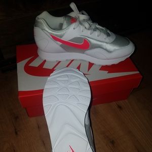 Nike woman 7 BRAND NEW